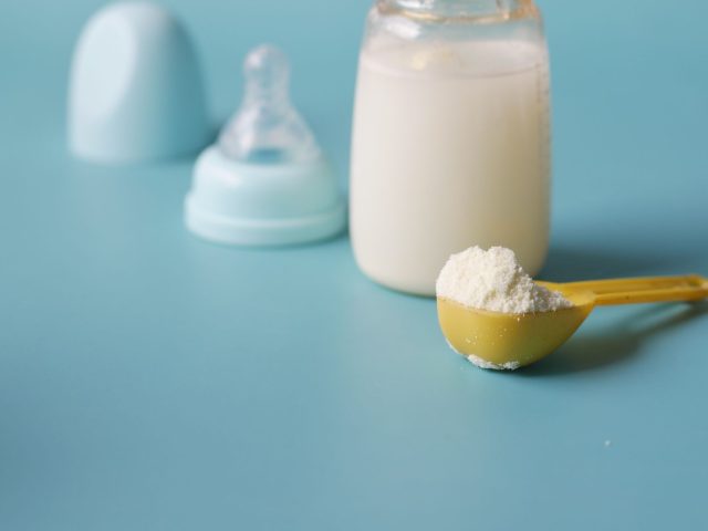 Le lait infantile et la puberté précoce : démêler le vrai du faux