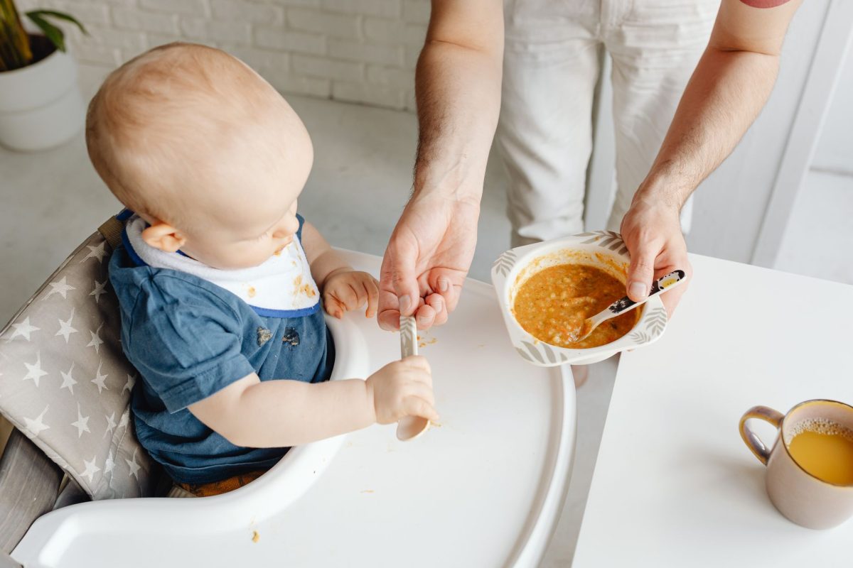 Lait maternel dans l’assiette : mythe ou protection réelle des enfants ?