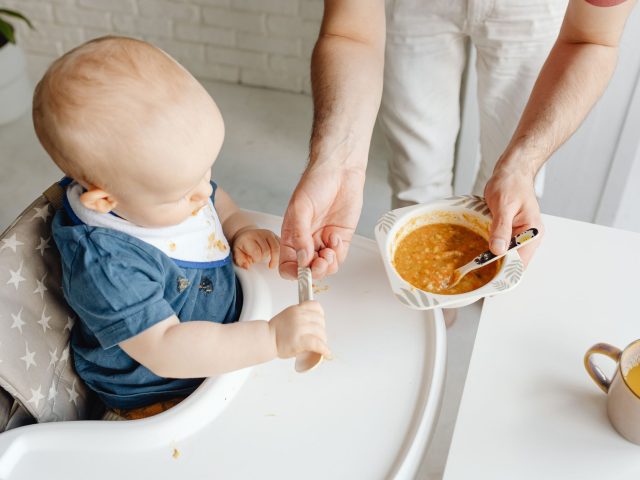 Lait maternel dans l’assiette : mythe ou protection réelle des enfants ?