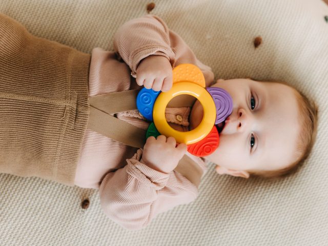 Anneaux de dentition : ces modèles à éviter pour la sécurité de votre bébé
