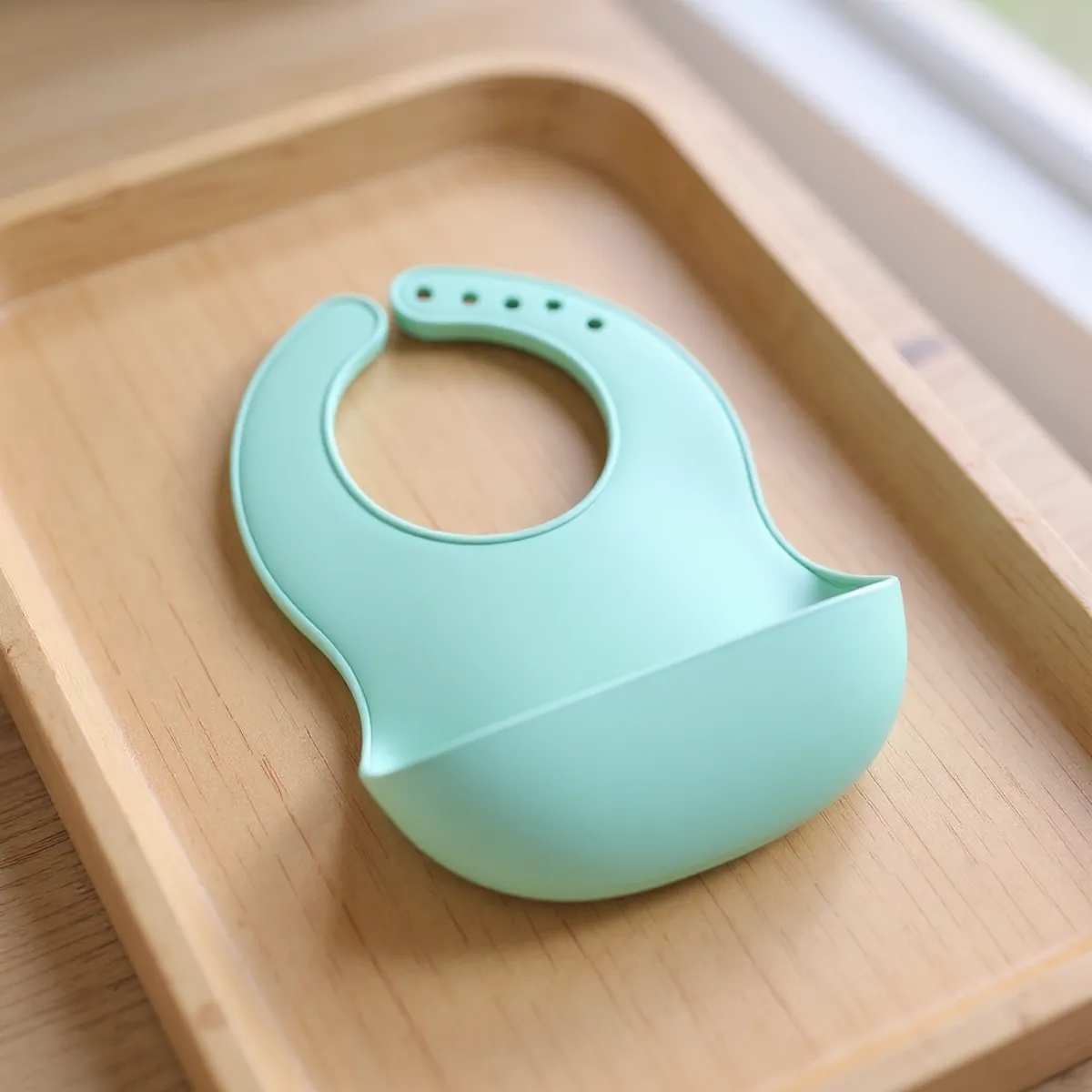Bavoir silicone à récupérateur — Sauge — détail de la matière