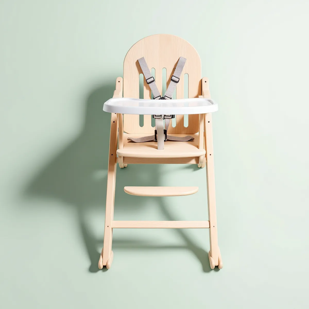 Chaise haute évolutive en bois — vue détourée